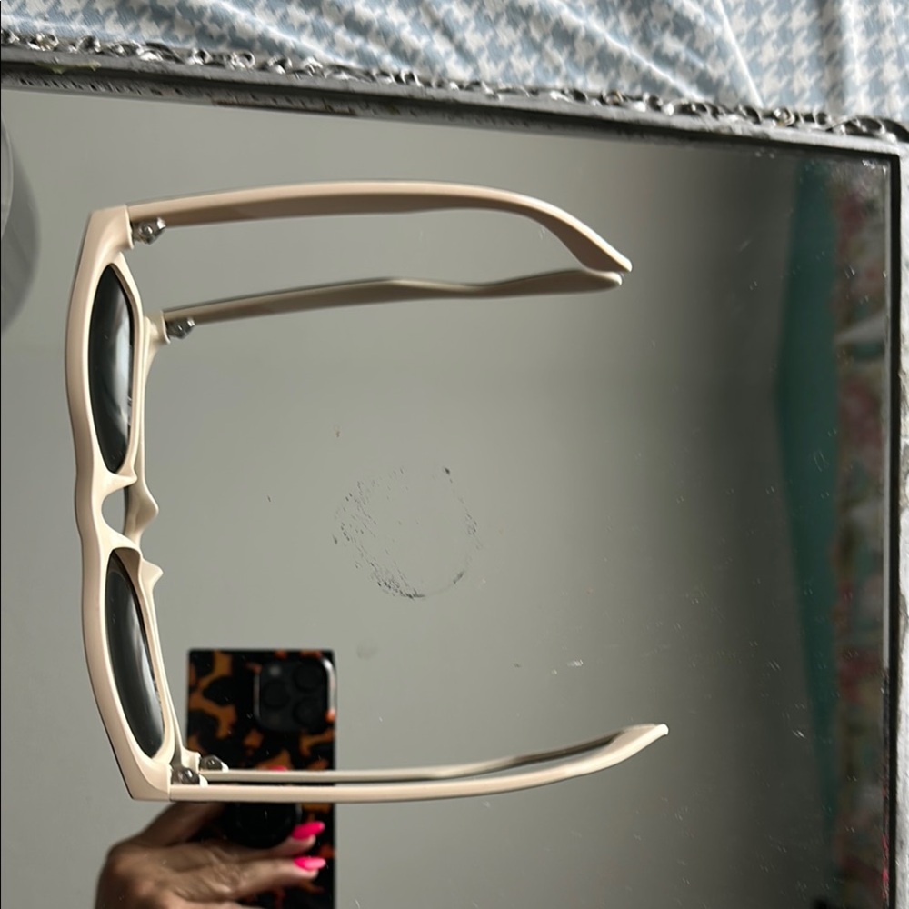 RAY-BAN: Stylish Black and Tan Sunglasses - Picture 2 of 4
